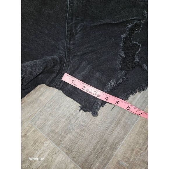 Kendall & Kylie The Icon Short - Picture 3 of 5